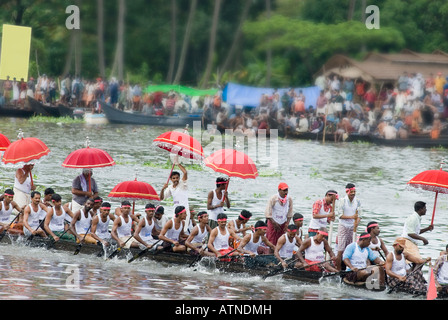 Groupe de personnes participant à une des courses de bateau de serpent, Kerala, Inde Banque D'Images