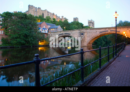 Le Comté de Durham, Durham, Angleterre. Voir à partir de la rive ouest de la rivière porter ci-dessous Framwellgate Bridge, au crépuscule. Banque D'Images