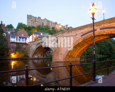 Le Comté de Durham, Durham, Angleterre. Vue sur le château à partir de la rive ouest de la rivière porter ci-dessous Framwellgate Bridge, au crépuscule. Banque D'Images