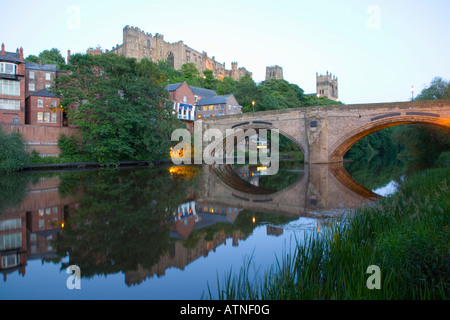 Le Comté de Durham, Durham, Angleterre. Reflets dans l'usure de la rivière ci-dessous Framwellgate Bridge, au crépuscule. Banque D'Images