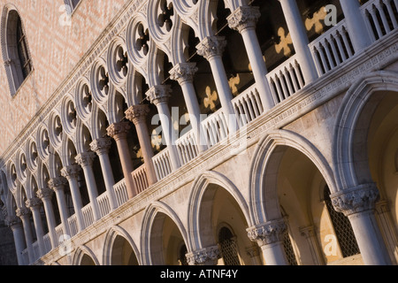 Venise, Vénétie, Italie. Magnifique façade gothique du Palais des Doges, coucher de soleil, tilted view. Banque D'Images