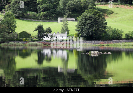 Rydal Water présente une réflexion quasi parfaite sur une journée d'été Banque D'Images