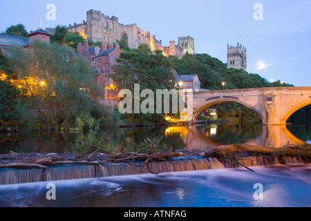 Le Comté de Durham, Durham, Angleterre. Vue sur la rivière Wear ci-dessous Framwellgate Bridge pour le château et la cathédrale, au crépuscule. Banque D'Images