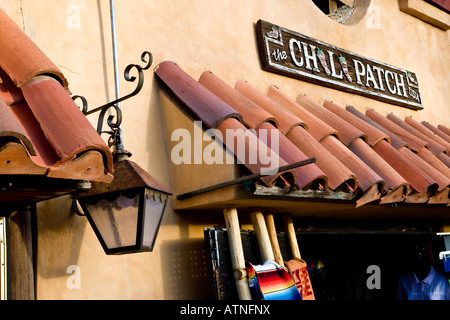 Mexicain rouge des tuiles du toit, Albuquerque, Nouveau Mexique Banque D'Images