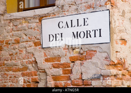 Venise, Vénétie, Italie. Rue railroad signe évocateur de Venise, au passé macabre. Banque D'Images