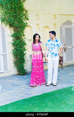 Young couple holding avec leurs mains et souriant Banque D'Images