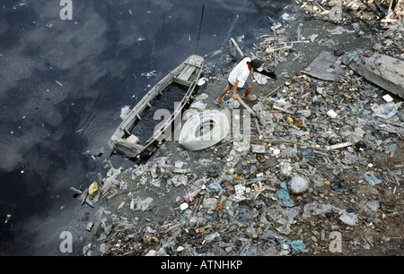 Feb 6, 2003 - l'homme la collecte de déchets recyclables sur les rives de la rivière Saigon en 00844 Minh district de Cholon au Vietnam. Banque D'Images