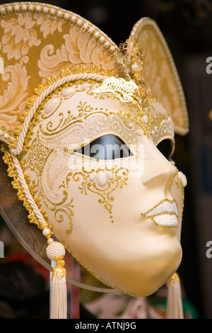 Venise, Vénétie, Italie. Superbe masque de carnaval sur l'affichage en vitrine haut de gamme. Banque D'Images