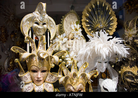 Venise, Vénétie, Italie. Les masques de carnaval superbement conçu sur l'affichage en vitrine haut de gamme. Banque D'Images