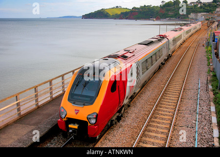 Le Voyager 221 128 Virgin train diesel sur son chemin dans la station de Dawlish Dawlish Devon England UK Seawall Banque D'Images