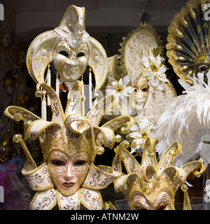 Venise, Vénétie, Italie. Les masques de carnaval superbement conçu sur l'affichage en vitrine haut de gamme. Banque D'Images