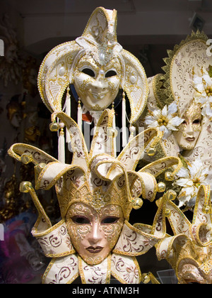 Venise, Vénétie, Italie. Les masques de carnaval superbement conçu sur l'affichage en vitrine haut de gamme. Banque D'Images