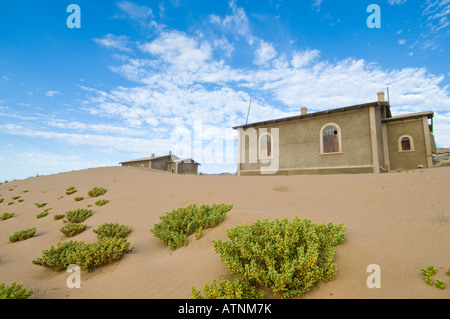 L'extérieur bâtiment Kolmanskop ghost town abandonnés dans le désert du Namib qui a débuté en 1908 à la mine de diamants Banque D'Images