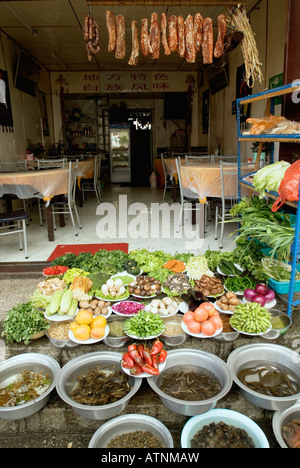 La Chine, des fruits de mer et des légumes sur l'affichage en face de restaurant, Dali, Yunnan Province Banque D'Images