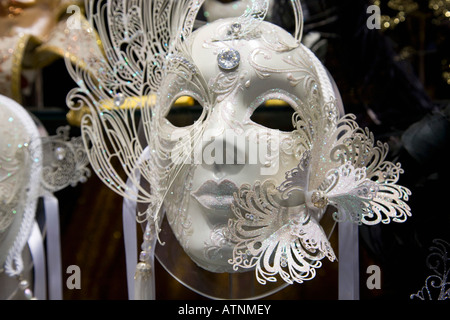 Venise, Vénétie, Italie. Superbe masque de carnaval sur l'affichage en vitrine haut de gamme. Banque D'Images