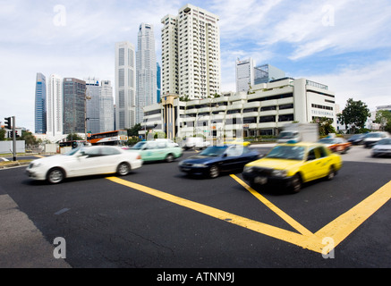 Motion sur le trafic d'occupation trouble Hill Street à Singapour avec le Central Business District de gratte-ciel dans la distance Banque D'Images