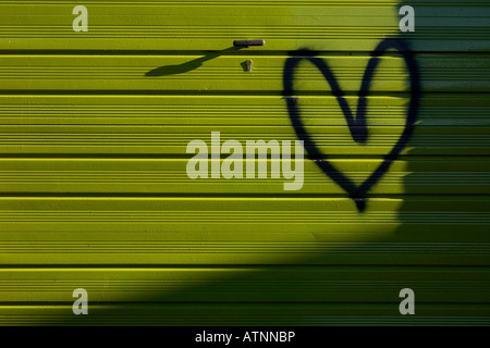 Love Heart spay peint sur un garage vert Banque D'Images