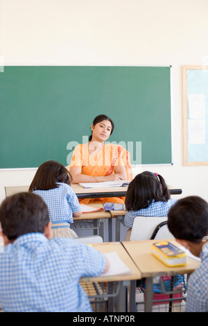 Enseignante enseigner à ses élèves dans une salle de classe Banque D'Images