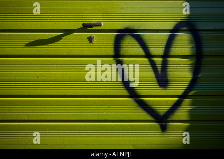 Love Heart spay peint sur un garage vert Banque D'Images