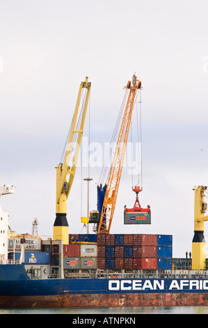 Le port de Lüderitz en Namibie avec un porte-conteneurs au port de l'Afrique de l'chargement Banque D'Images