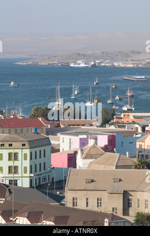 Avis de Luderitz et port et maisons colorées de près de l'église de la roche Felsenkirche Banque D'Images