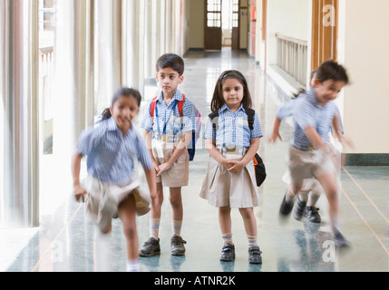 Les élèves de l'école d'un corridor Banque D'Images