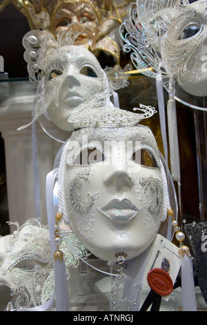 Venise, Vénétie, Italie. Les masques de carnaval superbement conçu sur l'affichage en vitrine haut de gamme. Banque D'Images