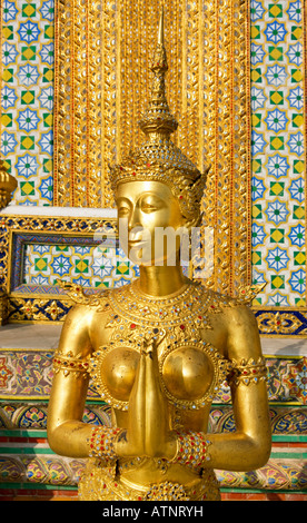 Apsonsi statue in temple Wat Phra Kaeo à Bangkok Banque D'Images