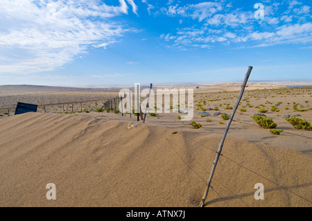 Desert view de Kolmanskop abandonnée la ville fantôme dans le désert du Namib qui a débuté en 1908 à la mine de diamants Banque D'Images