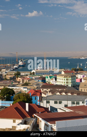 Avis de Luderitz et port et maisons colorées de près de l'église de la roche Felsenkirche Banque D'Images