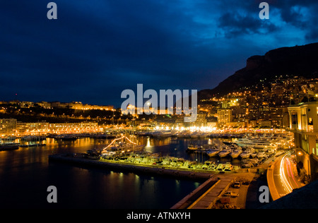 Les jolies lumières de nuit du port Hercule à Monaco. Banque D'Images