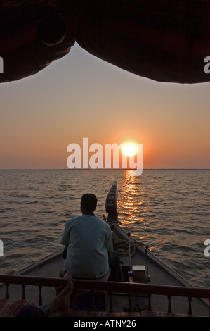 L'INDE Kerala, Coucher de soleil à partir de la péniche (Kettuvallom) sur les "Backwaters" du Kerala Populaire attraction touristique Banque D'Images