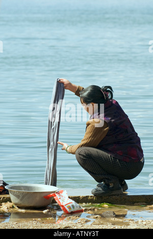 La Chine, le lavage des vêtements femme, Wase, le Lac Erhai, près de Dali, Yunnan Province Banque D'Images