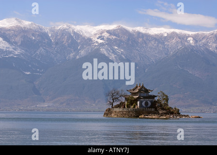 La Chine, moindre Putuo Temple au milieu de lac Erhai, Si Xiaoputuo, près de Dali, Yunnan Province Banque D'Images