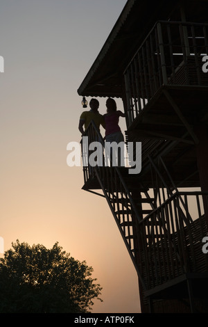 Silhouette d'un jeune couple standing on the beach hut Banque D'Images