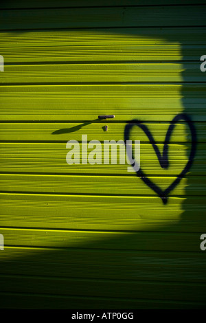 Love Heart peint à la bombe sur un garage vert Banque D'Images