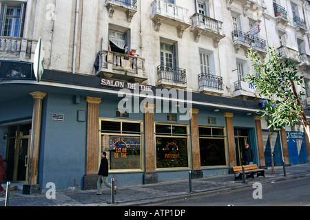 La ville nouvelle de Tanger a l'abondance de blocs d'appartements de style européen tatty et salons de thé comme la Vienne Banque D'Images