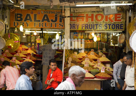 Fruits secs en vente à Khari Baoli Bazaar stands de marchés à Chandni Chowk, Old Delhi Uttar Pradesh Inde Asie Banque D'Images