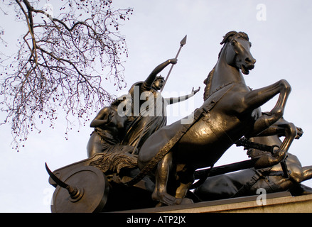 Statue en bronze de Boadicée ou Boadicea Boudicca reine de l'Iceni et ses filles dans un char de guerre Banque D'Images