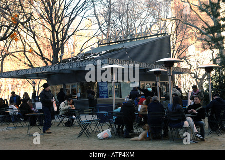 Foules manger le déjeuner au Shake Shack à Madison Square Park Banque D'Images