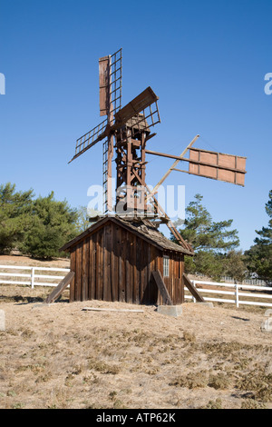 Un ancien moulin à vent en bois sur une ferme en Californie Santa Ynez se détache sur un ciel bleu profond. Banque D'Images