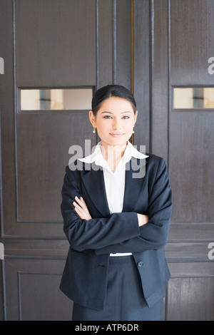Portrait of a woman with her arms crossed Banque D'Images