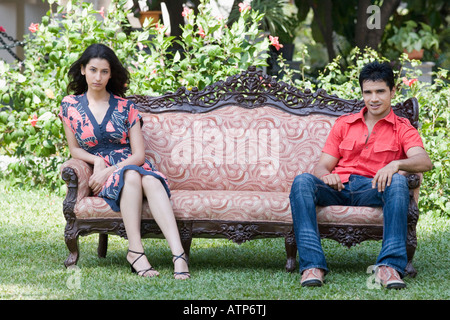 Portrait of a young couple sitting on a couch Banque D'Images