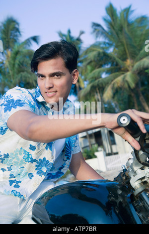 Portrait of a young man riding a motorcycle Banque D'Images