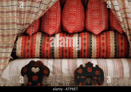 Objets folklorique hongrois du 19ème siècle affiche au Musée d'Ethnographie Neprajzi à Budapest Hongrie Banque D'Images