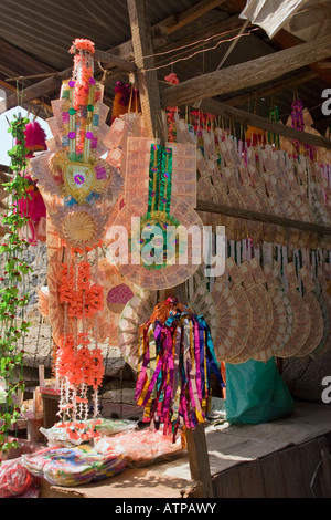 Rangée de bouquets de mariage en vente à Srinagar, au Cachemire Banque D'Images