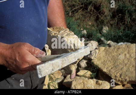 Un artisanat traditionnel l'édification d'un mur en pierre sèche dans les Cotswolds à partir de pierres locales, Banque D'Images