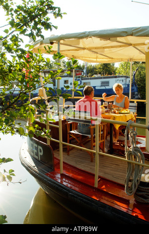 Couple prendre le petit-déjeuner à bord de leur bateau sur la rivière Soane France Europe Banque D'Images
