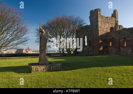 St Aidans statue dans le Parc du Prieuré de Lindisfarne sur Holy Island, Northumberland Banque D'Images