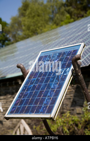 Panneau solaire photovoltaïque Centre de la technologie de remplacement collecteur Machynlleth Powys Pays de Galles UK Banque D'Images